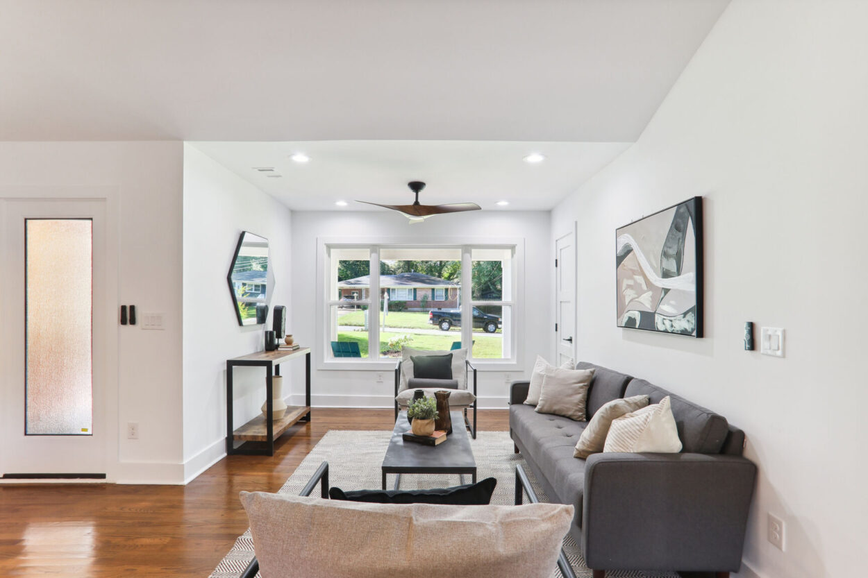 3272 Bonway Drive Decatur Meadowbrook Acres Living Room