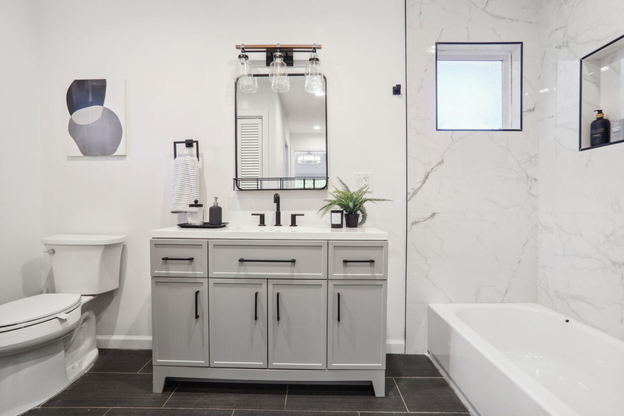 Meadowbrook Acres 3267 Bonway Drive Decatur Bathroom