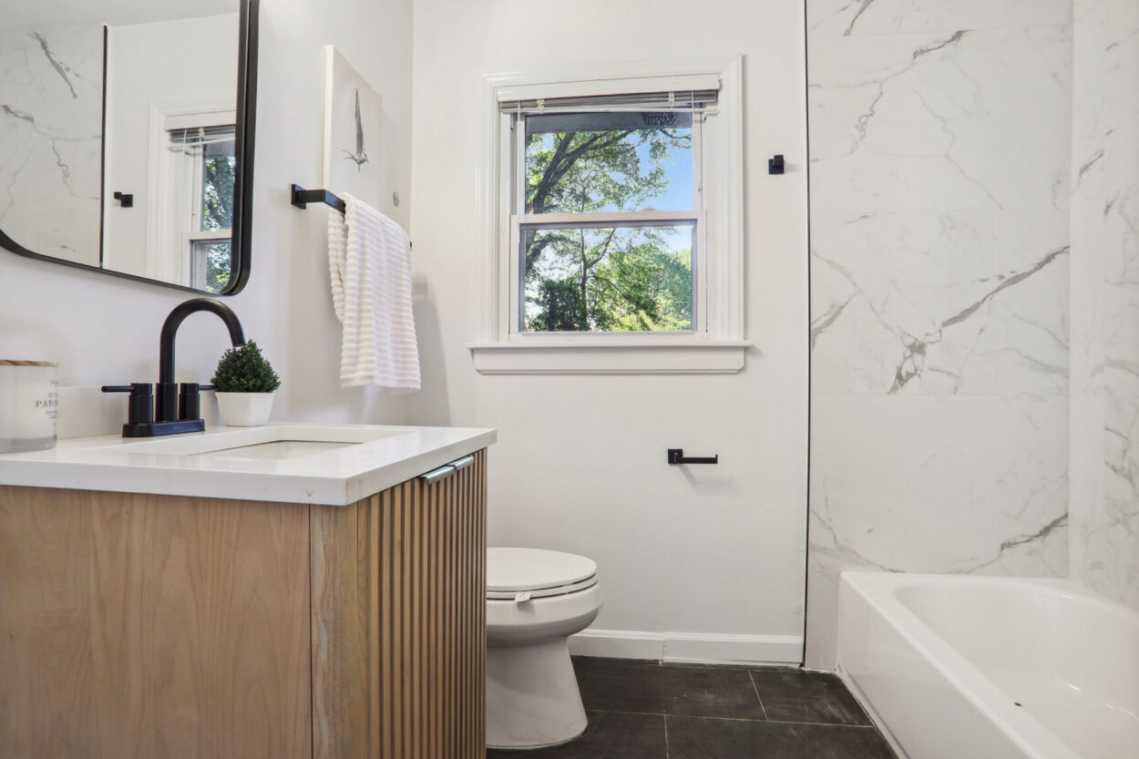 Meadowbrook Acres 3267 Bonway Drive Decatur Bathroom